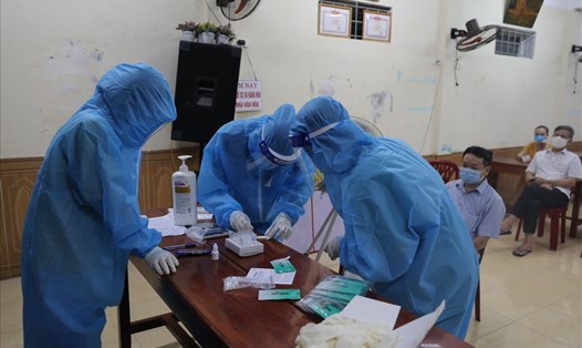 Cán bộ y tế Nghệ An lấy mẫu xét nghiệm tầm soát virus SARS-CoV-2 trên địa bàn TP. Vinh. Ảnh: Thanh Nga