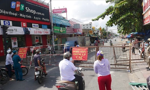 Một khu phố thuộc phường An Lạc, quận Bình Tân bị  phong tỏa trong 14 ngày.  Ảnh: Vũ Tú