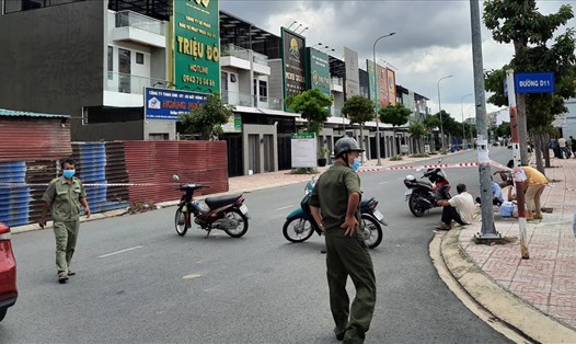 Lực lượng chức năng đang phong tỏa hiện trường điều tra vụ chết người ở thành phố Thủ Dầu Một, tỉnh Bình Dương. Ảnh: Đình Trọng
