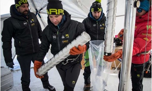 Các nhà khoa học đã thu thập được 4 lõi băng trên dãy Alps để lưu trữ phục vụ nghiên cứu khí hậu. Ảnh: Dự án Ice Memory