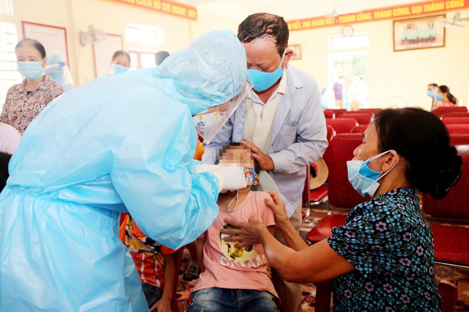 Lấy mẫu xét nghiệm COVID-19 ở Hà Tĩnh. Ảnh: TT.