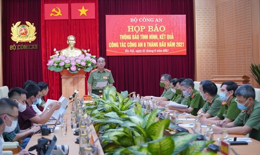 Trung tướng Trần Quốc Tỏ - Thứ trưởng Bộ Công an (đứng) - chủ trì buổi họp báo. Ảnh: V.Dũng