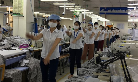 Một trong những giải pháp của Công đoàn Dệt may Việt Nam là ưu tiên nguồn lực tại Công đoàn cơ sở. Ảnh minh hoạ: L.Nguyên