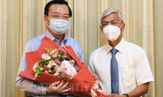 Phó Chủ tịch UBND TPHCM Võ Văn Hoan (bên phải ảnh) trao quyết định cho ông Lê Hồng Sơn. Ảnh: Thành uỷ TPHCM