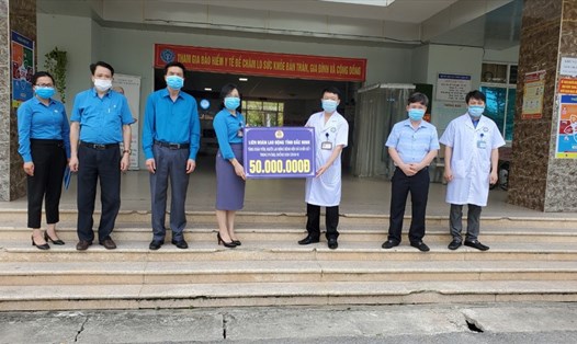 LĐLĐ tỉnh Bắc Ninh hỗ trợ lực lượng y bác sĩ  tuyến đầu chống dịch COVID-19. Ảnh: Hà Anh
