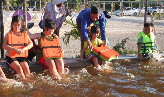 Lớp dạy bơi của miễn phí cho trẻ khuyết tật ở xã Hải Hưng. Ảnh: Vĩnh An.