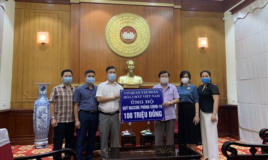 Ông Nguyễn Huy Thông - Chủ tịch Công đoàn Công nghiệp Hoá chất Việt Nam (thứ 3, từ trái sang) - trao hỗ trợ tới Quỹ vaccine phòng chống COVID-19. Ảnh: Ngô Tùng