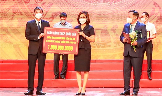 Bà Lê Kim Chi – Phó Tổng Giám đốc NCB trao số tiền 1 tỉ đồng cho Quỹ tiêm Vắc xin và phòng chống COVID-19 TP. Hà Nội. Ảnh: NCB