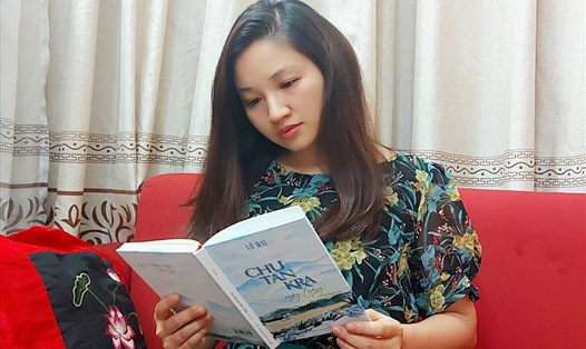 Nhà báo - nhà thơ Lữ Mai ra mắt trường ca "Chư Tan Kra mây trắng". Ảnh: NVCC