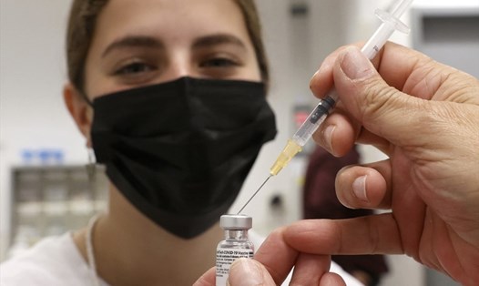 Một thanh thiếu niên 14 tuổi ở Israel tiêm vaccine COVID-19. Ảnh: AFP
