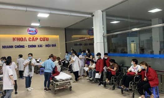 Công đoàn Công ty Chilisin (KCN VSIP Hải Phòng) thăm hỏi, tặng quà công nhân nhập viện sau bữa ăn ca. Ảnh: CTV