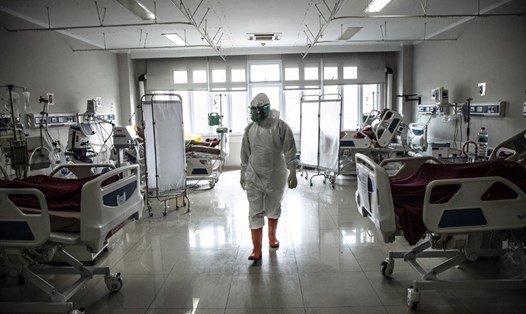 Nhân viên y tế Indonesia thăm bệnh nhân COVID-19 tại phòng điều trị tích cực của một bệnh viện ở Bogor. Ảnh: AFP