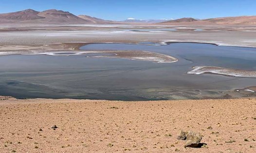 Sự sống có thể bắt nguồn từ sao Hỏa trong một môi trường giống như bãi muối này ở vùng Altiplano của Nam Mỹ. Ảnh: NASA