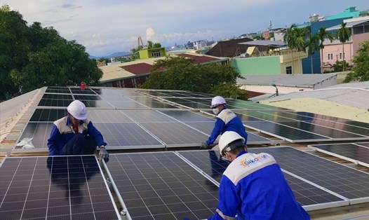 Lắp điện mặt trời trên mái nhà một hộ dân ở Đà Nẵng. Ảnh: Tường Minh