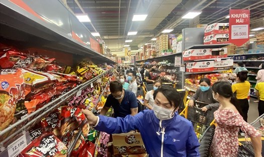 Các siêu thị ở TPHCM đông khách tới mua sắm sau khi TPHCM dừng hoạt động chợ tự phát. Ảnh: Anh Tú