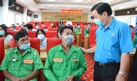 Chủ tịch LĐLĐ tỉnh Kiên Giang Trần Thanh Việt thăm hỏi người lao động. 
Ảnh: LT