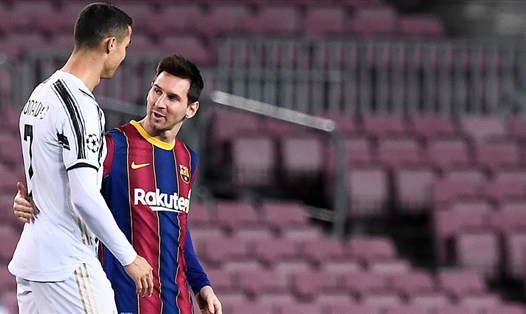 Lionel Messi kết hợp với Cristiano Ronaldo sẽ thực sự là "siêu bom tấn" nếu Barcelona thành công. Ảnh: UEFA