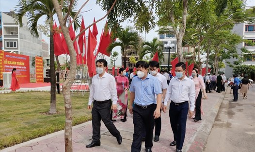 Các đại biểu tham quan công trình công viên Lạc Hồng (Hồng Bàng, Hải Phòng) trong ngày khánh thành. Ảnh: MD