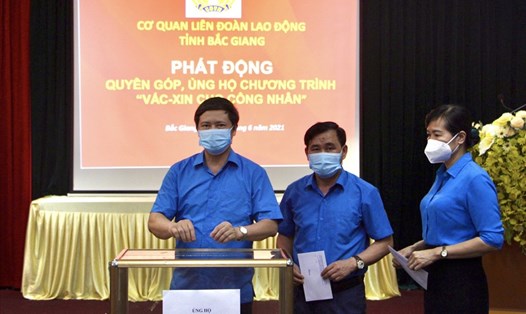 Lãnh đạo Liên đoàn Lao động tỉnh Bắc Giang ủng hộ chương trình “Vaccine cho công nhân”. Ảnh: Nguyễn Huyền