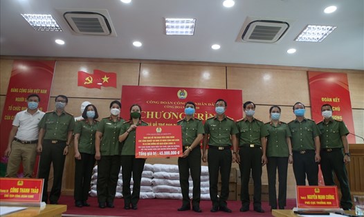 Ban Chấp hành Công đoàn Công an nhân dân (CAND) trao quà hỗ trợ cho đoàn viên Công đoàn Cục H08. Ảnh: Lương Hạnh