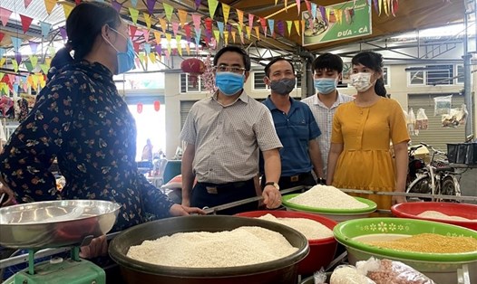 Sở Công Thương tỉnh Nghệ An kiểm tra tại các chợ, siêu thị đối với các hàng hóa thiết yếu phục vụ nhân dân trong mùa dịch bệnh. Ảnh: HT