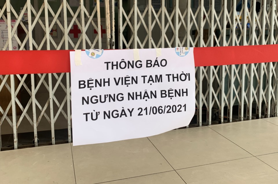 Thông báo của Bệnh viện đa khoa Sài Gòn (Quận 1, TPHCM) tạm thời ngưng nhận bệnh từ ngày 21.6. Ảnh: Việt Hoàng
