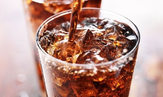 Uống soda thường xuyên có thể ảnh hưởng đến gan của bạn. Ảnh: AFP