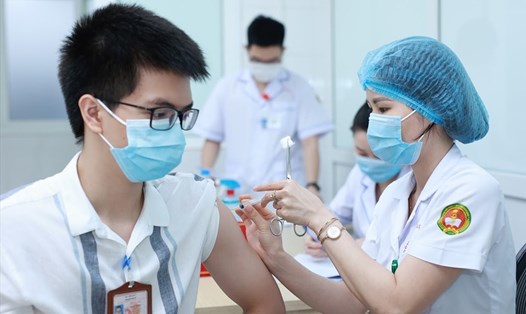 Tình nguyện viên tiêm thử nghiệm vaccine Nano Covax giai đoạn 3. Ảnh: Hải Nguyễn