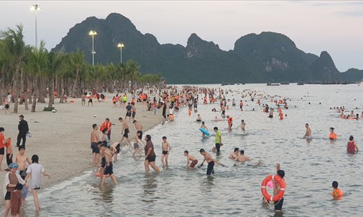 Quảng Ninh đã trải qua 45 ngày không xuất hiện ca COVID-19 mới trong cộng đồng, nên ở các bãi biển luôn đông đúc người dân vào các buổi chiều. Ảnh: Nguyễn Hùng
