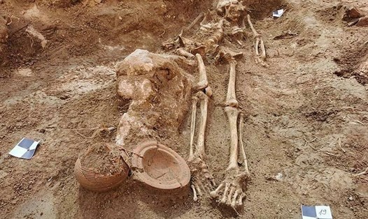 Các nhà khảo cổ học Croatia đã khai quật được một nghĩa địa cổ với hài cốt của 32 người trong cung điện Radošević trên đảo Hvar ở Croatia. Ảnh: Khảo cổ Croatia