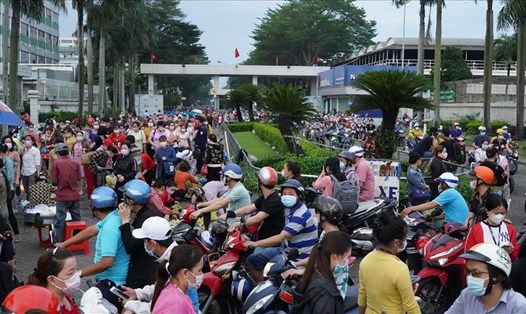 Công nhân Công ty PouYuen (quận Bình Tân, TPHCM) đông nghẹt trong một lần tan ca. Ảnh: Tú Phúc