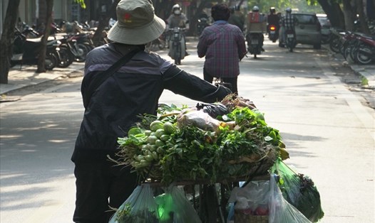 Người bán hàng rong ở Hà Nội gặp nhiều khó khăn do dịch COVID-19. 
Ảnh: vũ minh