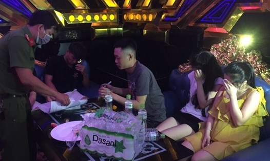 Nhóm thanh niên trong quán karaoke Kim Liên tụ tập, sử dụng ma túy. Ảnh: Trần Khôi.