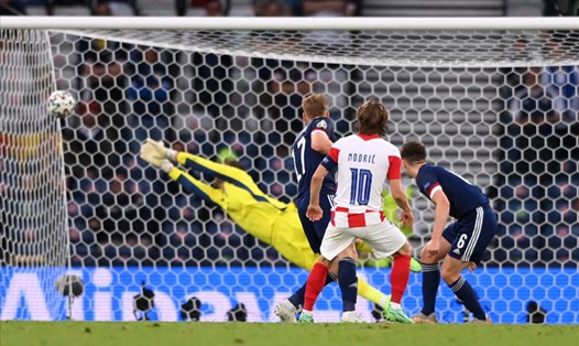 Luka Modric ghi bàn thắng đẹp mắt, góp phần vào kết quả thắng 3-1 của Croatia trước Scotland. Ảnh: UEFA