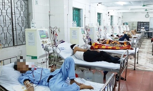 Bệnh nhân chạy thận nhân tạo tại Bệnh viện Giao thông vận tải Vinh, Nghệ An - Ảnh: DH