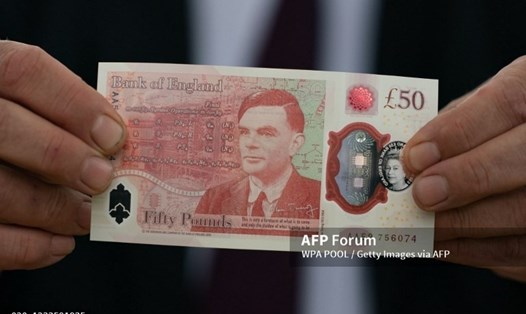 Tờ tiền 50 bảng Anh mới với hình ảnh của Alan Turing. Ảnh: AFP