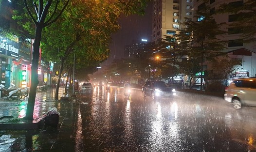 Miền Bắc có mưa vào thời điểm chiều tối và đêm. Ảnh: Tạ Quang.
