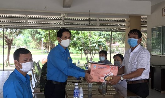 Đoàn công tác LĐLĐ tỉnh Tiền Giang thăm và trao quà tại 1 khu cách ly. Ảnh: K.Q