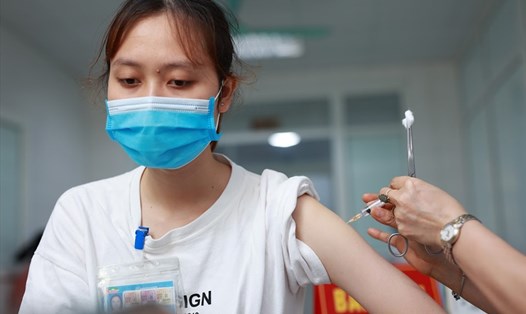 Tình nguyện viên tiêm thử nghiệm vaccine COVID-19 giai đoạn 3. Ảnh: Hải Nguyễn