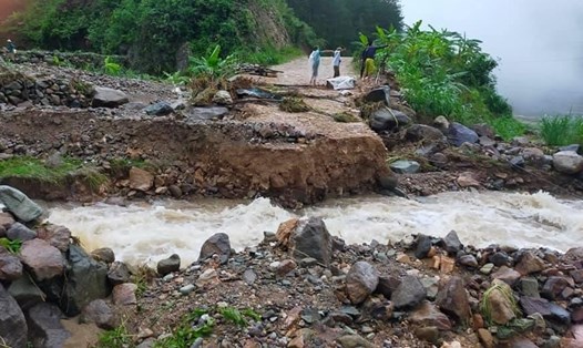 Tỉnh lộ 109 đoạn qua huyện Mường La, tỉnh Sơn La bị chia cắt do mưa lớn. Ảnh: BT
