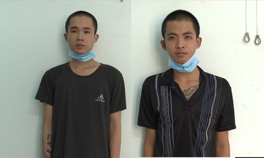 Nguyễn Quốc Khánh và Trương Văn Bảo (từ trái qua) rủ nhau đi cướp giật để có tiền tiêu xài. Ảnh: PV