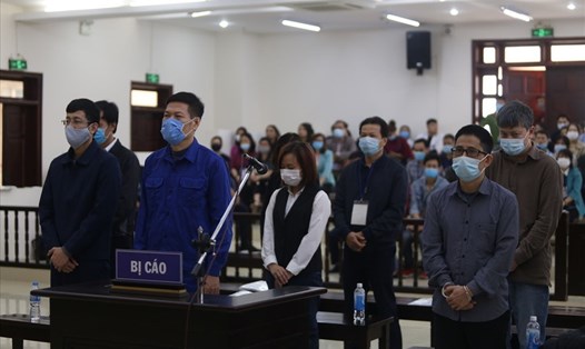 Các bị cáo trong vụ án nâng khống giá thiết bị y tế xảy ra tại CDC Hà Nội. Ảnh: V.Dũng