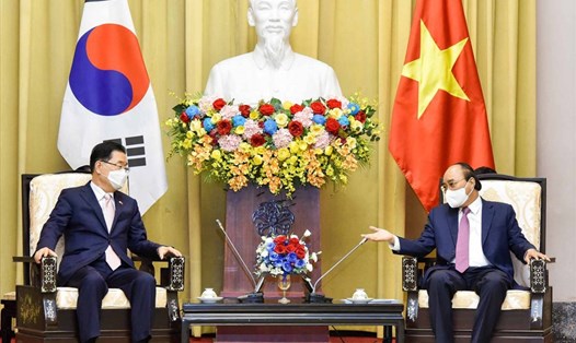 Chủ tịch nước Nguyễn Xuân Phúc tiếp Bộ trưởng Ngoại giao Hàn Quốc Chung Eui-yong. Ảnh: BNG