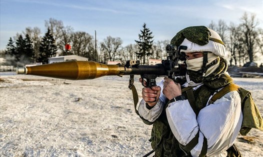 Binh sỹ đơn vị súng phóng lựu trong cuộc diễn tập ở trường bắn Alabino, ngoại ô Mátxcơva, Nga. Ảnh: BQP Nga/Sputnik