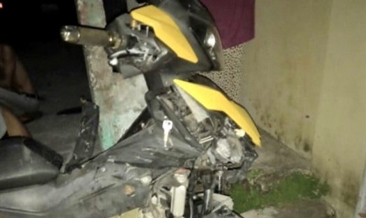 Chiếc xe máy vỡ nát tại hiện trường hai thanh niên tử vong giữa đêm ở Thái Bình. Ảnh: NDCC