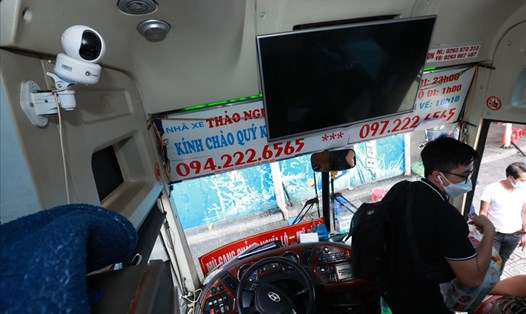 Lắp camera trên xe kinh doanh vận tải khách. Ảnh: Hải Nguyễn