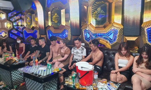 20 nam nữ thanh niên bị phát hiện đang sử dụng ma túy "bay lắc" tại phòng hát karaoke Hào Quang thuộc khu 7, phường Phong Hải, thị xã Quảng Yên, tỉnh Quảng Ninh. Ảnh: CAQN