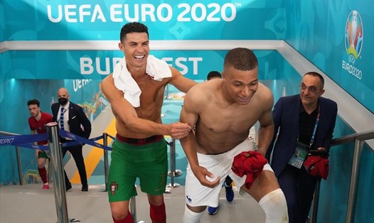 Mbappe đổi áo với Ronaldo sau trận Pháp - Bồ Đào Nha. Ảnh: EURO
