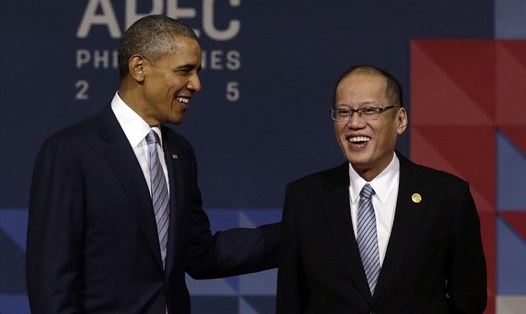 Tổng thống Philippines Benigno Aquino (phải) và Tổng thống Mỹ Barack Obama trong một hội nghị ở Manila năm 2015. Ảnh: AFP
