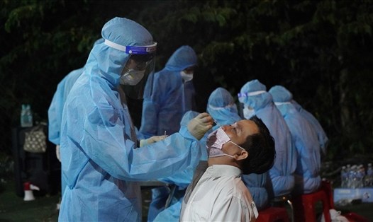Khoảng 15.000 người ở khu vực đường Hồ Ngọc Lãm thuộc khu phố 2, phường An Lạc (quận Bình Tân) và một số điểm có ca bệnh COVID-19 được lấy mẫu trong đêm 17.6 và rạng sáng 18.6. Ảnh: Chân Phúc